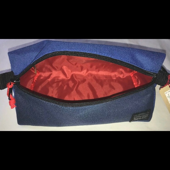 Levi's Men's Triangular Toiletry Travel Bag - Picture 8 of 8